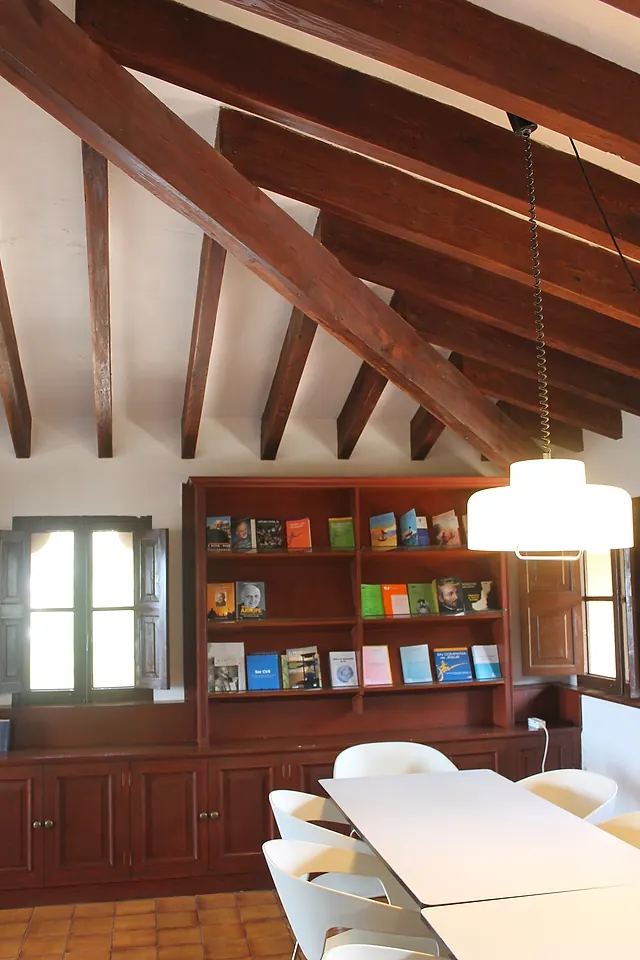 Biblioteca de Son Bono con estanterías y techo de vigas