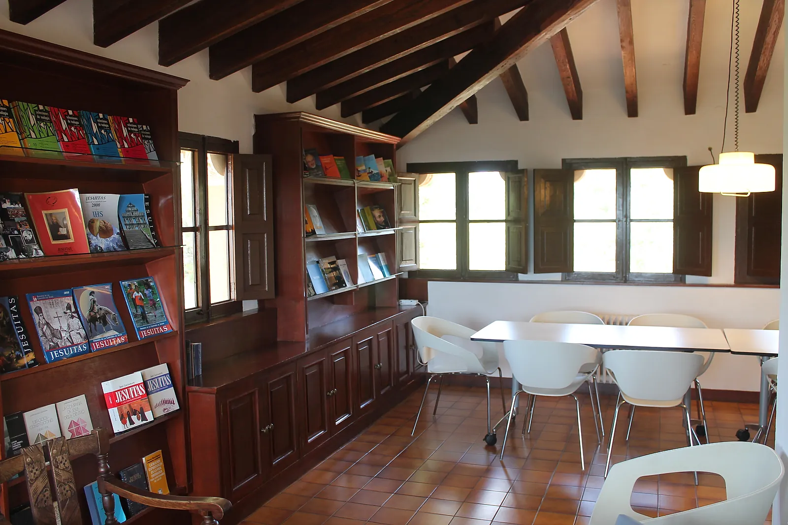 Biblioteca de Son Bono en la torre, con sala de lectura y estanterías de espiritualidad ignaciana