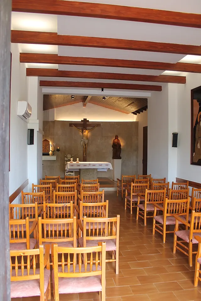 Capilla de Son Bono con bancos de madera orientados al altar