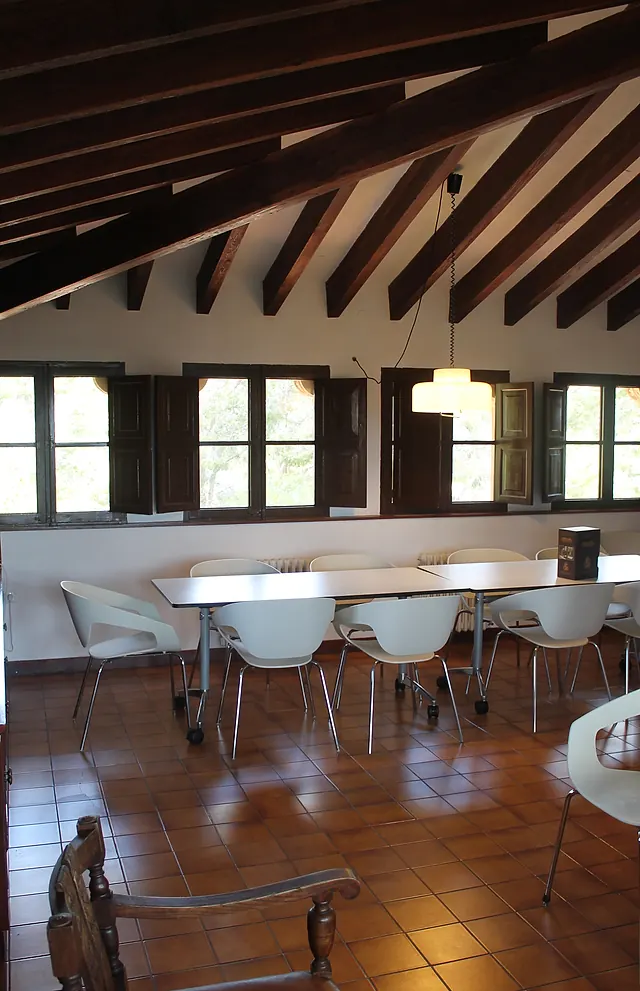 Comedor de Son Bono con mesas dispuestas y vistas