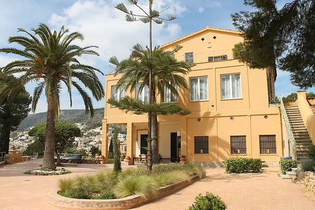 Jardín de Son Bono con palmeras y vistas