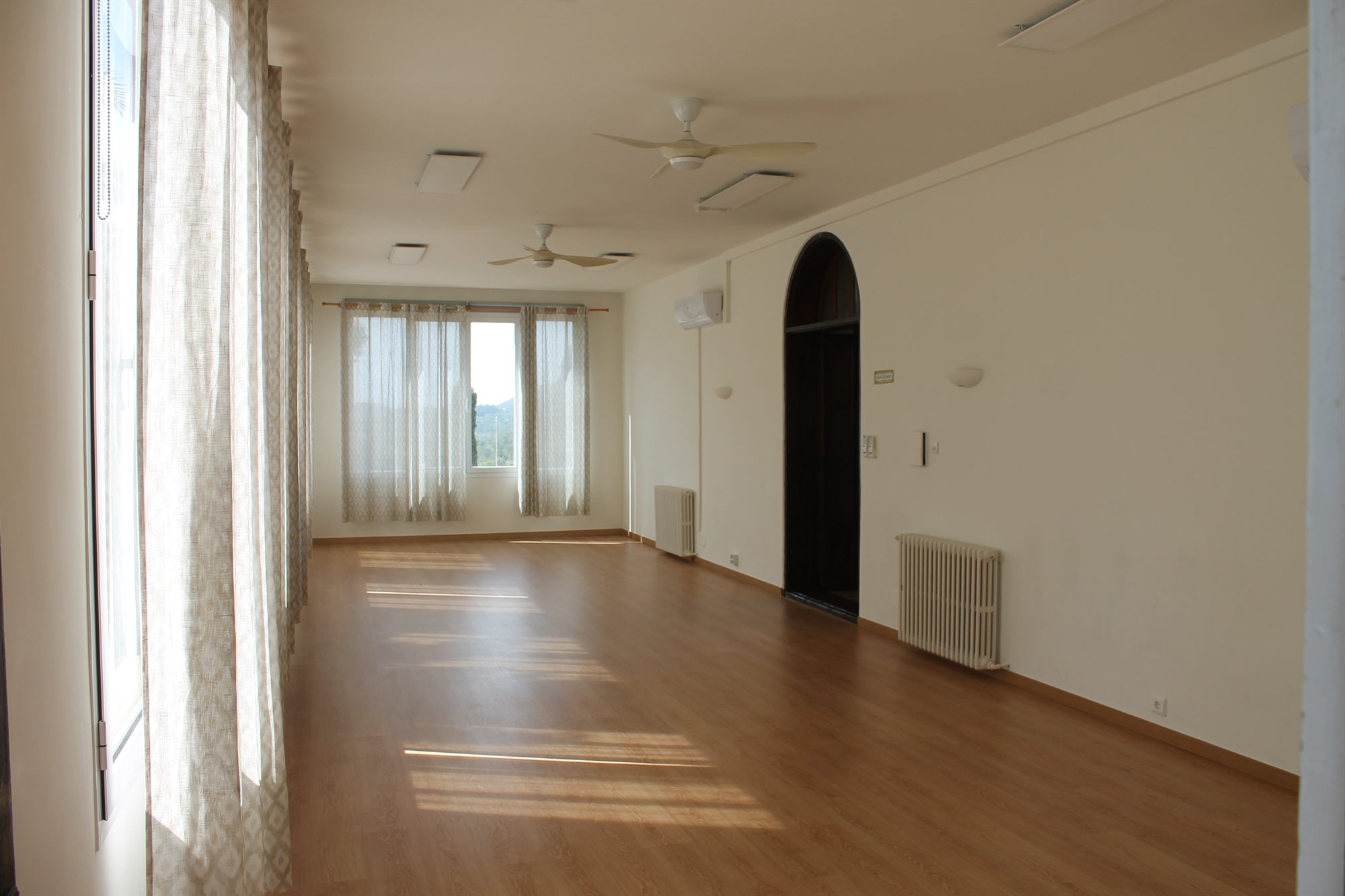 Sala amplia con grandes ventanales y luz natural