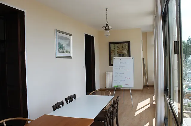 Sala diáfana con suelo de barro y salida a la terraza