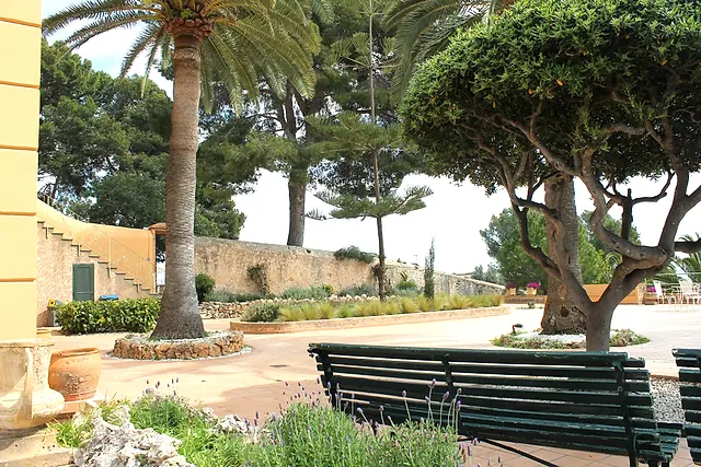 Terraza con columnas y vistas al mar