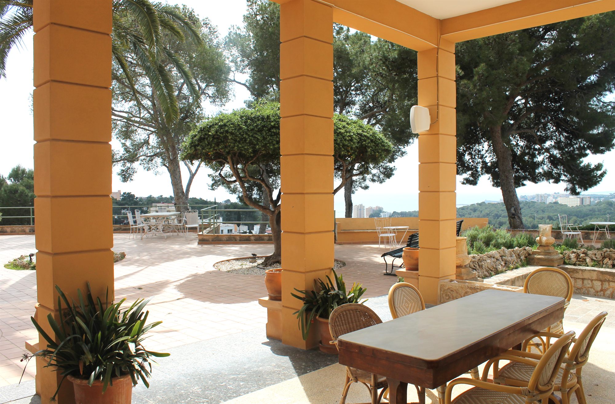 Terraza exterior de Son Bono con vistas al entorno mediterráneo